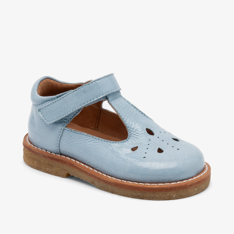 Ein eleganter blauer Patentschuh von bisgaard, ideal für festliche Anlässe