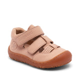 'hana' ist der perfekte Barfußschuh für kleine Füße, die gerade ihre ersten Schritte machen