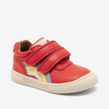 Regenbogen Low Red Apple Sneaker aus LWG-zertifiziertem Leder mit verstellbarem Klettverschluss und flexibler Gummisohle