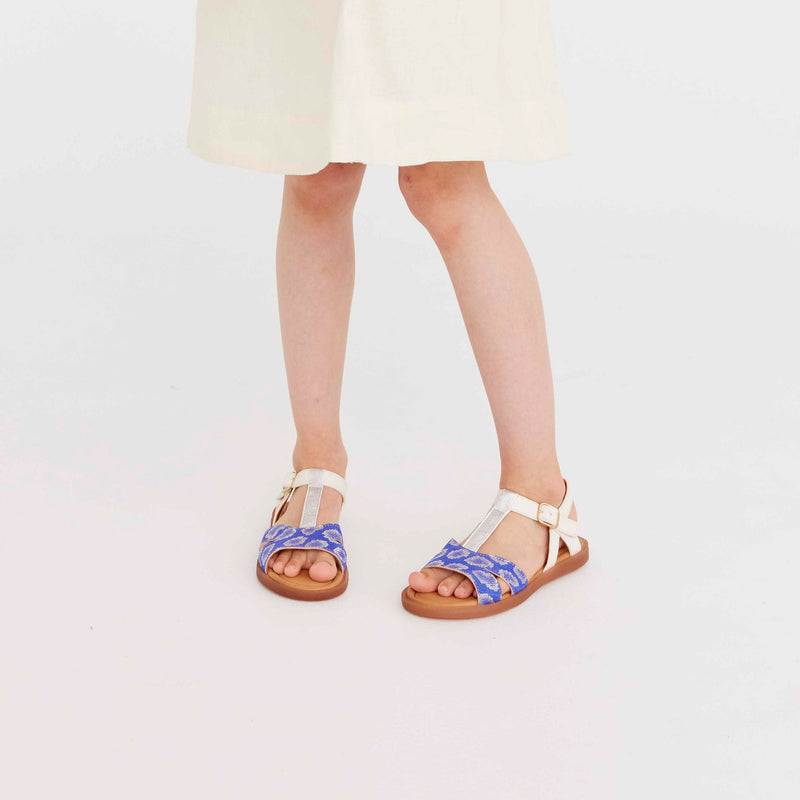 Elegante Schnallenverschlüsse und offenes Zehen- und Fersendesign für kühle und frische Füße an heißen Sommertagen